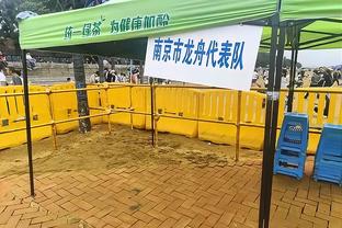 基普图姆车祸汽车残骸图流出，事故发生时车偏离道路撞上大树